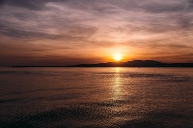Karadeniz kıyısında günbatımı Gelendzhik, Krasnodar bölgesi, Rusya
