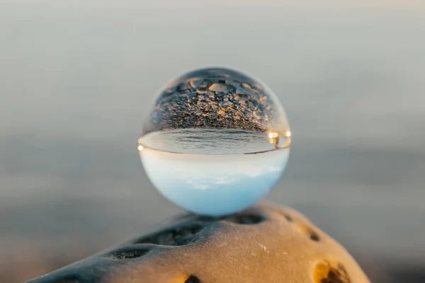 Bola Cristal Com Reflexo Costa Marítima Conceito Equilíbrio Localização Gelendzhik — Fotografia de Stock