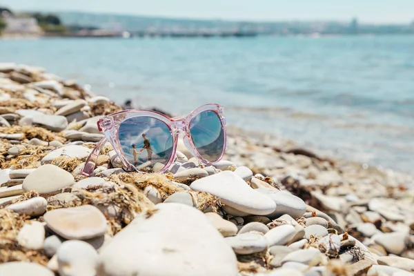 Reflexión Gafas Del Juego Papá Hijo Playa Concepto Recreación Conjunta —  Fotos de Stock