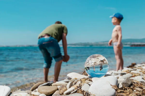 Riflessione Nei Bicchieri Del Gioco Papà Figlio Sulla Spiaggia Concetto — Foto Stock