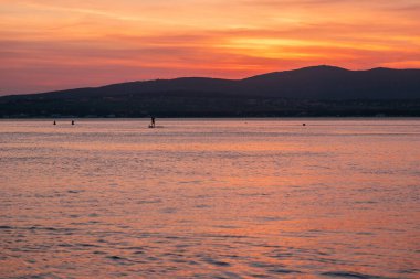 Gelendzhik, Krasnodar bölgesinde günbatımında SAP sörfü.