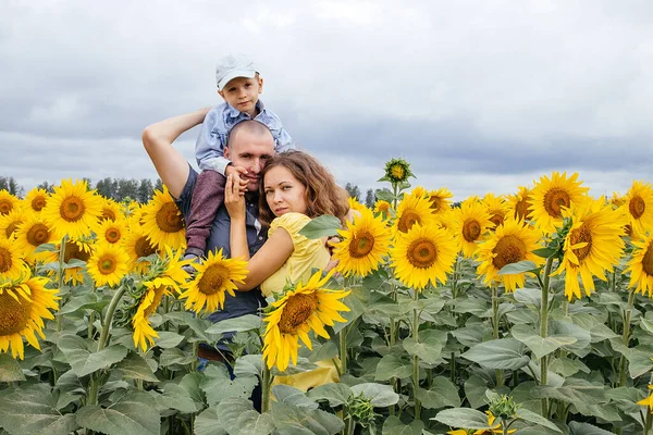 Una Familia Joven Personas Caminando Campo Girasoles Zona Rural Rusia — Foto de Stock