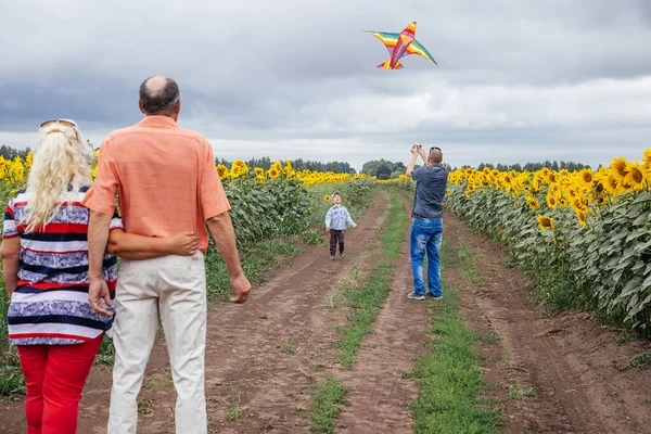 Elderly Couple Enjoy Walk Children Grandson Field Sunflowers Rural Area — Stock Photo, Image