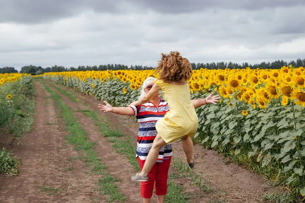 Dotter Omfamnar Sin Mor Ett Fält Solrosor Landsbygdsområde Ryssland — Stockfoto