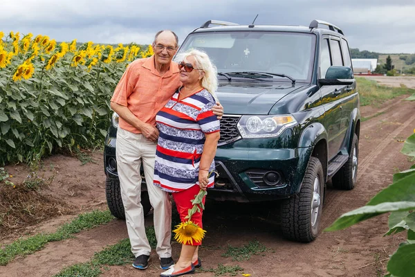 Couple Âgé Profite Une Promenade Dans Champ Tournesols Zone Rurale Image En Vente