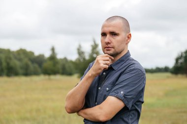 Açık havada genç bir adamın portresi. Kırsal alan, Rusya.