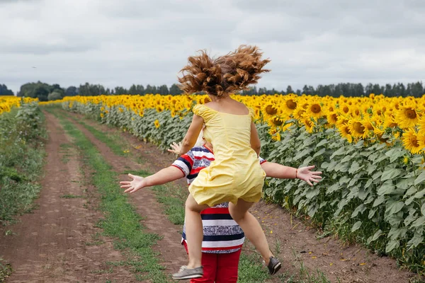 Une Fille Embrasse Mère Dans Champ Tournesols Zone Rurale Russie — Photo