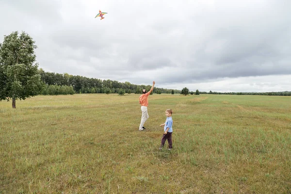 Grand Père Petit Fils Font Voler Cerf Volant Sur Terrain — Photo