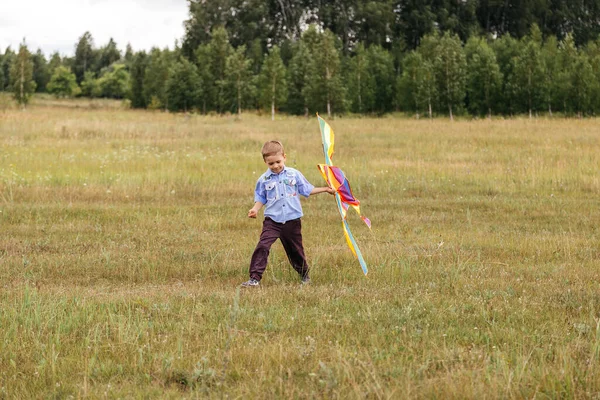 Garçon Tient Cerf Volant Sur Terrain Zone Rurale Russie — Photo