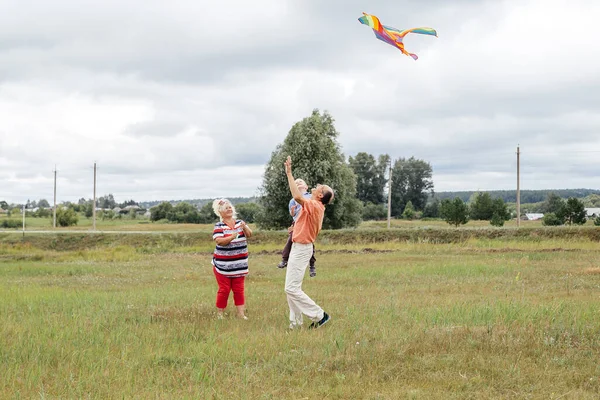 Une Famille Fait Voler Cerf Volant Sur Terrain Zone Rurale — Photo