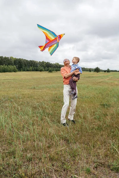 Une Famille Fait Voler Cerf Volant Sur Terrain Zone Rurale — Photo