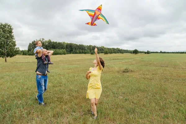 Une Famille Fait Voler Cerf Volant Sur Terrain Zone Rurale — Photo