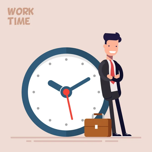 Feliz hombre de negocios o gerente está de pie cerca de un gran reloj. Ilustración vectorial en estilo plano. Concepto de gestión del tiempo . — Vector de stock