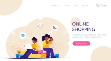Çevrimiçi alışveriş konsepti. Erkek ve kadın internetten laptop ve cep telefonu kullanarak alışveriş yapıyor. İnsanlar alışveriş kutularının üzerinde oturuyorlar. İniş web sayfası şablonu.