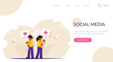Sosyal medya konsepti. İnsanlar sevmeye teşvik eden işaretlerle ayakta dururlar. Sosyal medyadaki içeriklerle etkileşim. İniş web sayfası şablonu.
