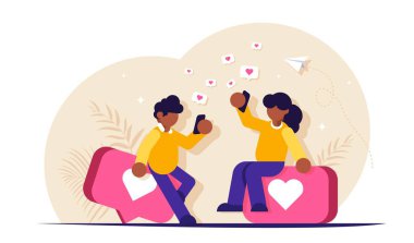 Sosyal medya konsept vektör illüstrasyonunu kullanan çift. Genç adam ve kadın sosyal medyada ve flört uygulamalarında mesaj atmak ve düğmeye basmak için mobil uygulama kullanıyor. Modern düz vektör illüstrasyonu.