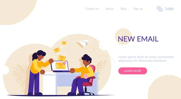 人们收发新的电子邮件。计算机屏幕上的通知.经理在办公室里工作.现代平面矢量幻象. — 图库矢量图片