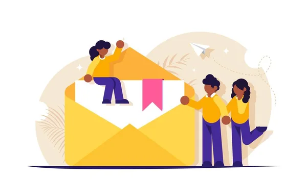 E-mail marketing concept. Mensen staan in de buurt van een open brief met een papieren document erin. Moderne vlakke vector illustratie. — Stockvector