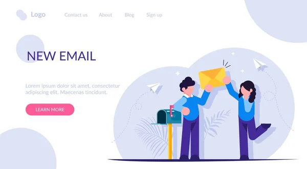 Новая концепция электронной почты. Люди стоят с бумажным конвертом рядом с почтовым ящиком. Уведомление о входящем сообщении. Современная плоская векторная иллюстрация . — стоковый вектор