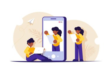 Video pazarlama konsepti. Bir sunum videosu oluşturma süreci. Temyizi cep telefonuna kaydet. Video blogcuları. Modern düz vektör illüstrasyonu.