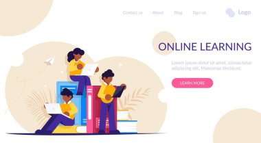 Mesafe veya çevrimiçi öğrenme. Taşınabilir elektronik cihazları olan insanlar bir yığın kitabın yanında duruyor. Modern düz vektör illüstrasyonu.