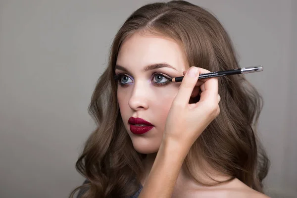Proceso de maquillaje, la cara de una hermosa joven — Foto de Stock