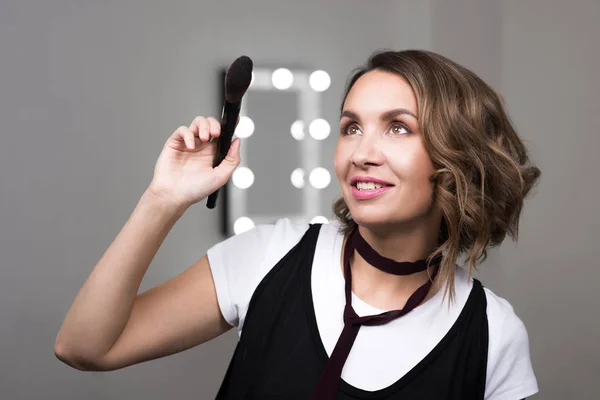Makeup artist with brush in hand — Stock Photo, Image