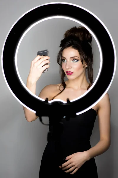 Ung och vacker kvinna tar selfie bild med mobiltelefon Stockbild
