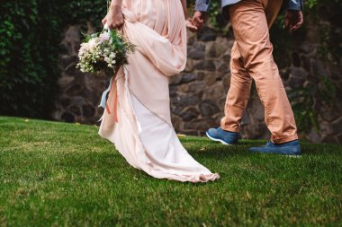 Gelin ve damat taş duvar boyunca gitmek