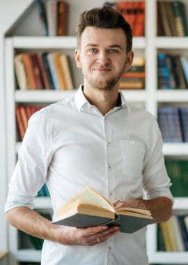 Adam el kütüphanede kitap ile