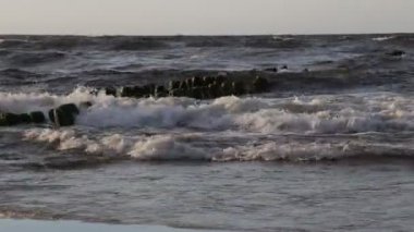 denizin içinde eski dalgakıranlar