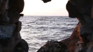 Deniz bir mağarada bir pencereden