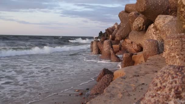 Rocky coast, the waves of the sea — Stock Video