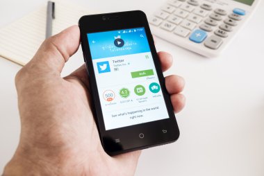 Akıllı telefon Twitter uygulaması ile mobil