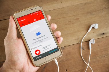  Elini adam akıllı telefon veya cep telefonu Youtube uygulaması ile tutarak