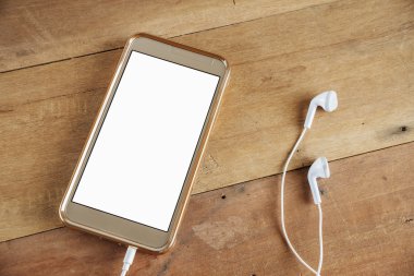 Tablo üzerinde kulaklık ile akıllı telefon