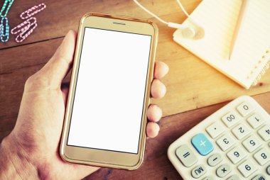 Akıllı telefon mobil tutan genç adamın elini