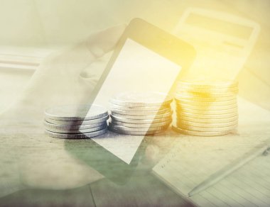 Akıllı telefon mobil tutan genç adamın elini 