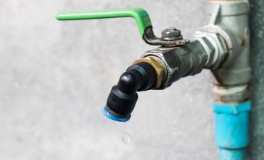 Su musluğundan su damlası