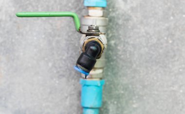 Su musluğundan su damlası