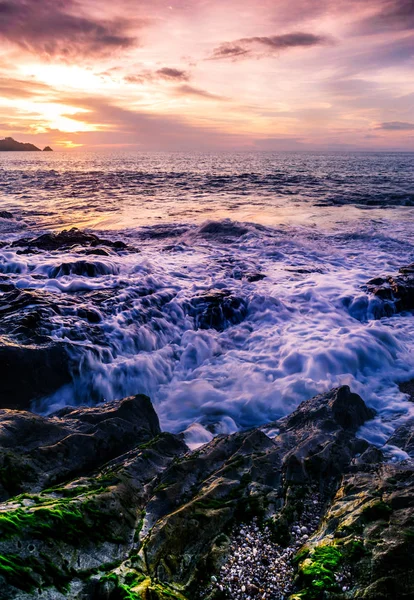 Paisaje marino en crepúsculo con colorido de puesta de sol — Foto de Stock