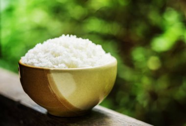 Beyaz tahta üzerinde kahverengi kase pirinç