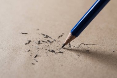 Yakın kadar kahverengi kağıt kalem keskinleştirmek