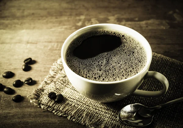 Xícara de café com grão de café em tom de vida morta — Fotografia de Stock