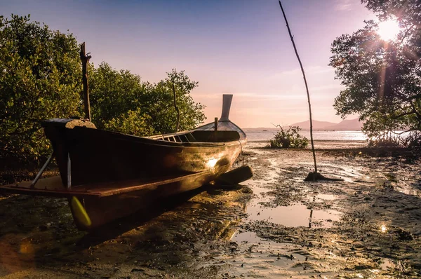 Krajina příroda s rybářskou lodí a zažehne — Stock fotografie