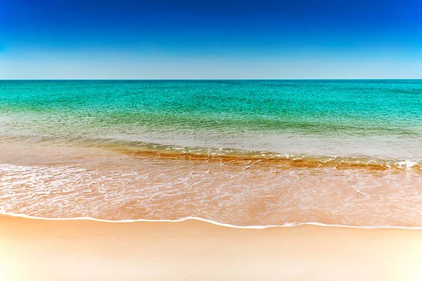 蓝色的大海和白色的沙滩，蔚蓝的天空中 — 图库照片
