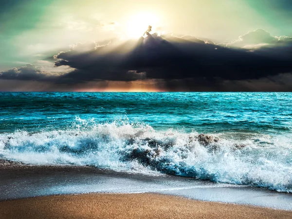 Meeressturm Natur mit Sonnenstrahl und Wolkensturm — Stockfoto