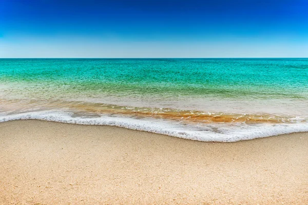 Blaues Meer und weißer Sandstrand in blauem Himmel — Stockfoto