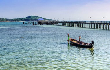 Mavi deniz ve mavi gökyüzü, beyaz kum plaj
