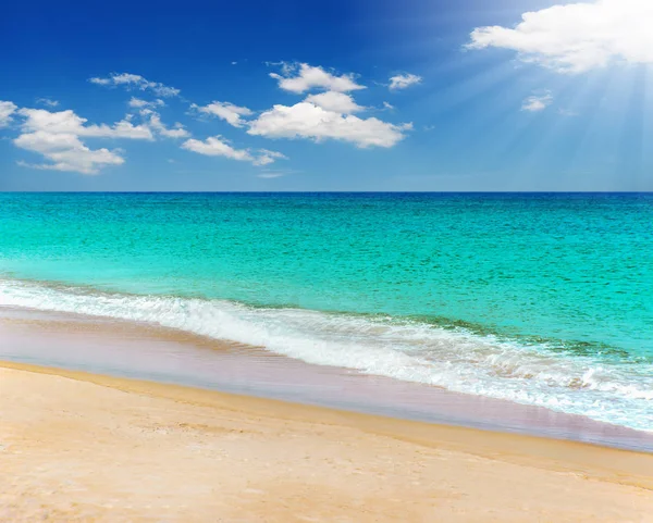 Blaues Meer und weißer Sandstrand in blauem Himmel — Stockfoto